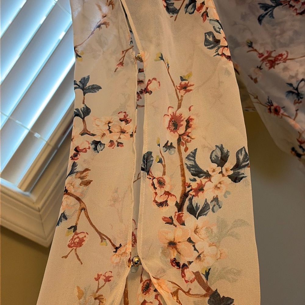 💥 Gorgeous WHBM Floral Blouse with Fitted Neckline - Picture 7 of 10